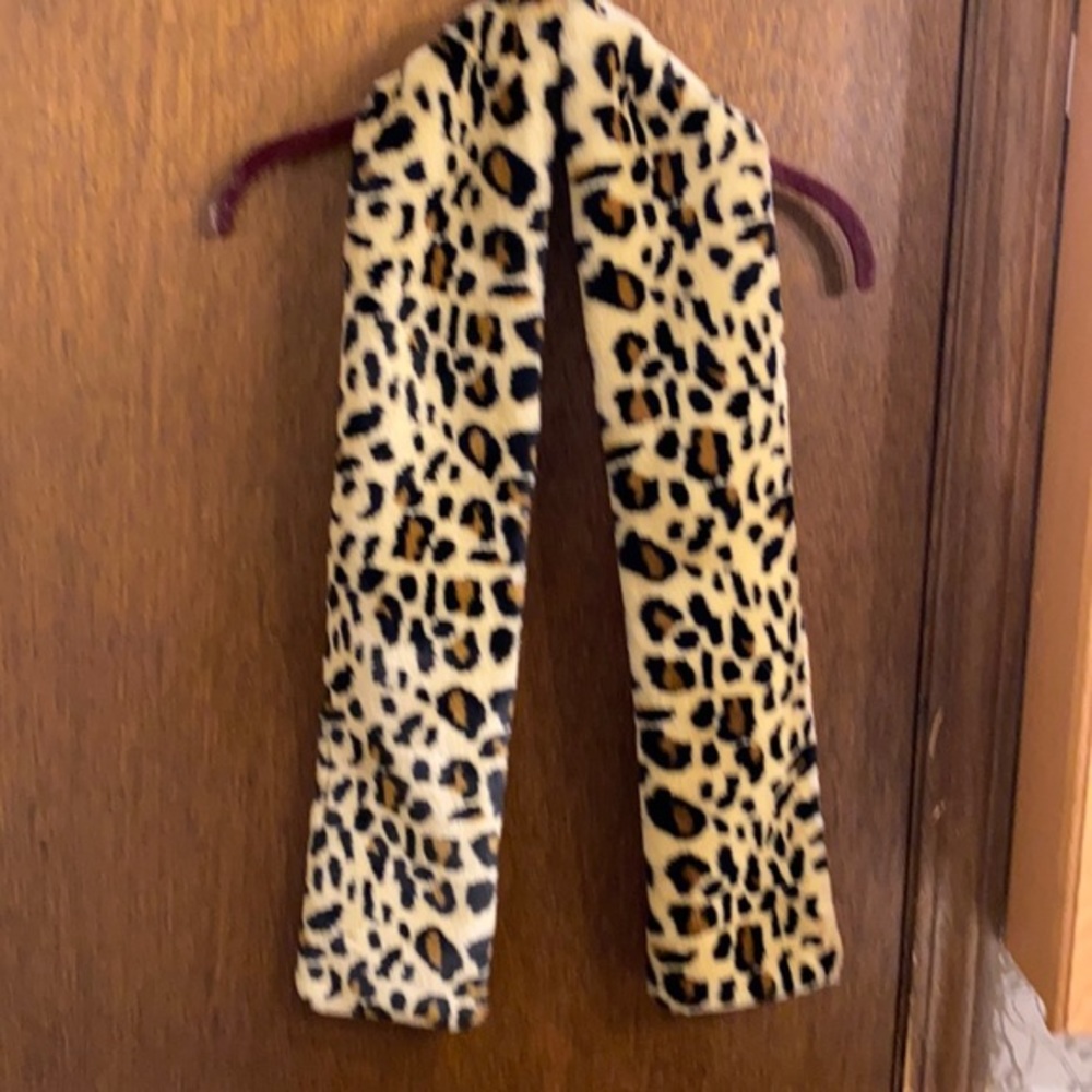 Beautiful faux fur animal print scarf EUC